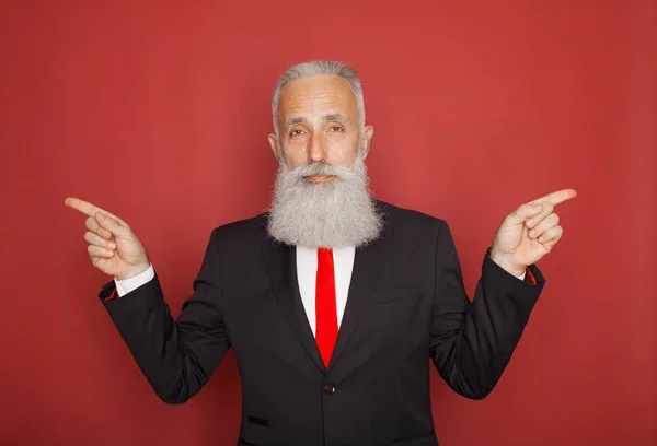 Copia Espacio Mano Barbudo Hombre Mayor Traje Corbata Apuntando Espacio — Foto de Stock