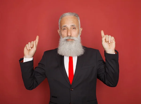 Copia Espacio Mano Barbudo Hombre Mayor Traje Corbata Apuntando Espacio — Foto de Stock