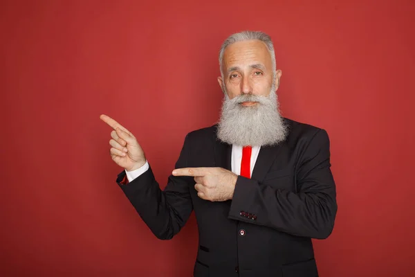 Copia Espacio Mano Barbudo Hombre Mayor Traje Corbata Apuntando Espacio — Foto de Stock