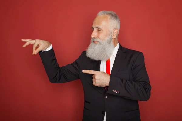 Skäggig Senior Man Ler Och Hålla Något Imaginärt Ena Handen — Stockfoto