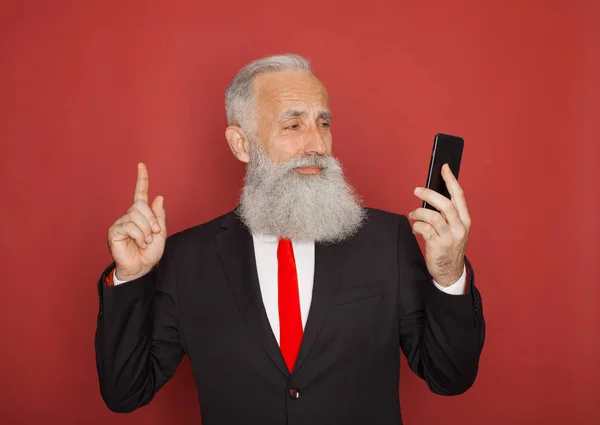 Estúdio Tiro Feliz Empresário Barbudo Sênior Sorrindo Usar Telefone Celular — Fotografia de Stock