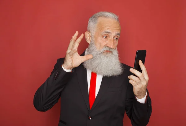 Skäggiga Senior Affärsman Formell Kostym Röd Bakgrund Smartphone Kommunikation — Stockfoto