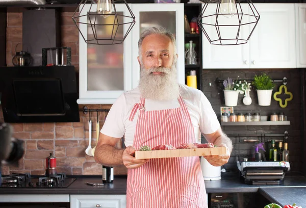 Medio Schot Van Smiley Volwassen Chef Kok Met Snijplank Hand — Stockfoto