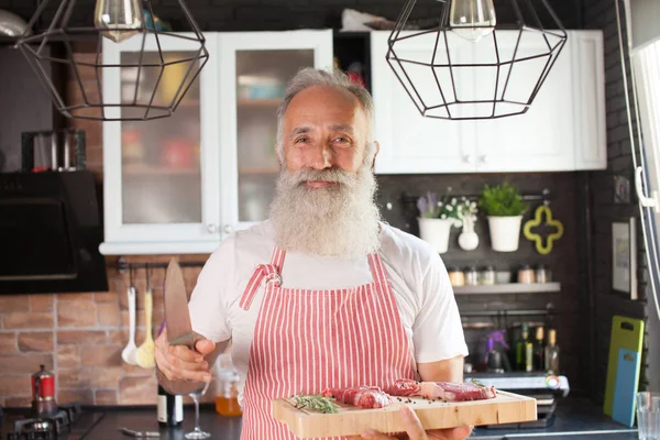 Mid Shot Smiley Mature Chef Cutting Board Hand Carne Tirada — Foto de Stock