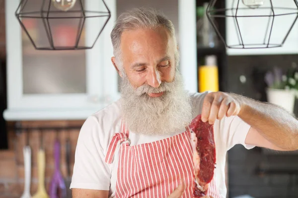 Hombre Barbudo Sonriente Sosteniendo Trozo Carne Cruda Sostiene Carne Fresca — Foto de Stock