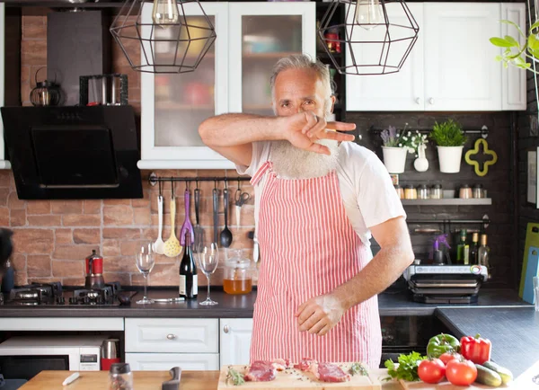 Senior Man Dansen Glimlachen Tijdens Het Koken Keuken — Stockfoto