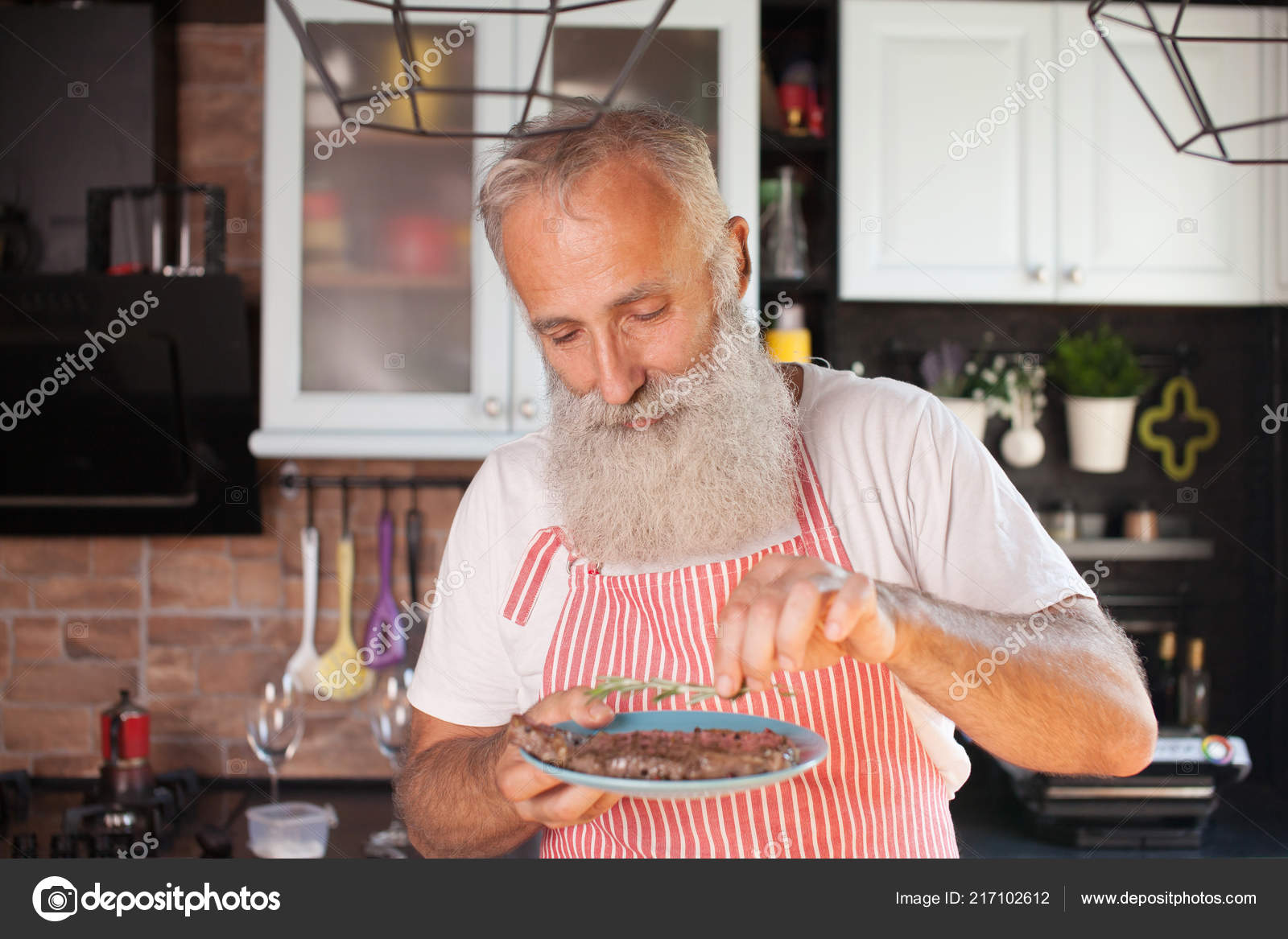 Бородатый мужик жарит сладких шалавин Бородатый мужик жарит сладких шалавин