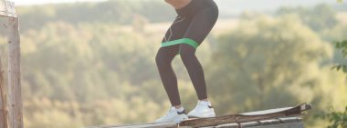 Lastik bantla açık havada genç ve sportif kız eğitimi..
