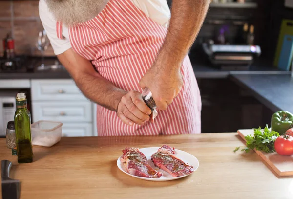 Extreme Close Van Gekruid Vlees Man Peppering Steaks Met Korrels — Stockfoto