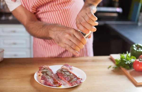 Extreme Close Van Gekruid Vlees Man Peppering Steaks Met Korrels — Stockfoto
