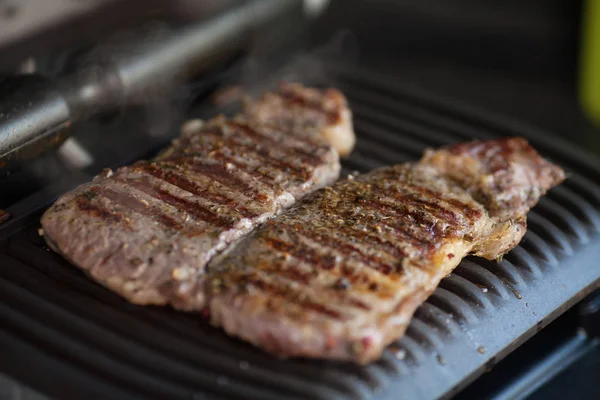 Carne Una Parrilla Eléctrica Cocina Casera Una Barbacoa Saludable Para —  Fotos de Stock