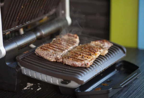 Fleisch Auf Einem Elektrogrill Hausmannskost Gesundes Grillen Verpflegung Für Freunde — Stockfoto