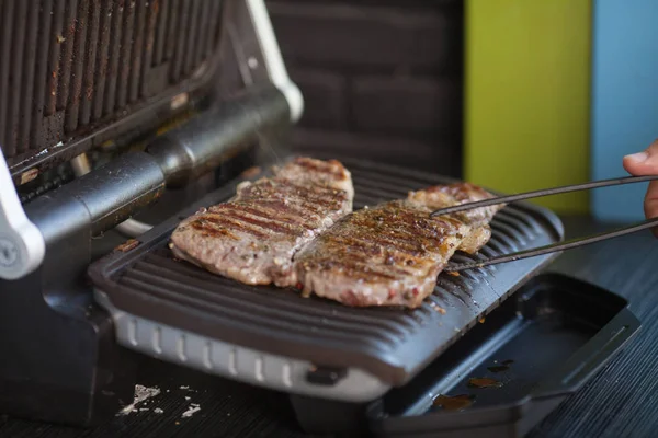 Vlees Een Elektrische Grill Thuis Koken Gezonde Barbecue Catering Aan — Stockfoto