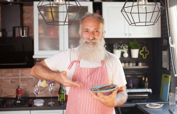 Chef Kok Koken Uniforme Overhandigen Een Plaat Met Varkensvlees Schotel — Stockfoto