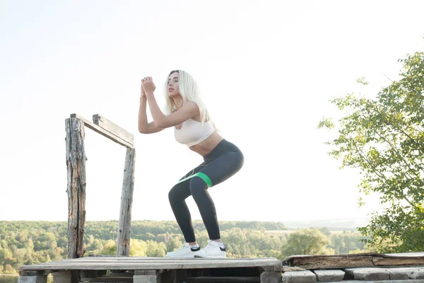 Ung Och Sportig Tjejträning Med Elastiskt Band Utomhus — Stockfoto