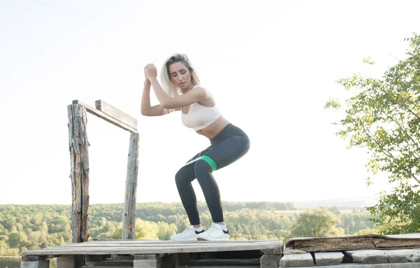 Ung Och Sportig Tjejträning Med Elastiskt Band Utomhus — Stockfoto