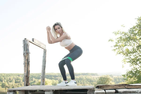 Молодая Женщина Фитнес Делает Упражнения Открытом Воздухе — стоковое фото