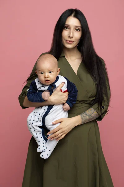 Feliz Joven Madre Con Niño Sobre Fondo Rosa Claro —  Fotos de Stock