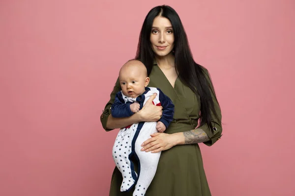 Feliz Joven Madre Con Niño Sobre Fondo Rosa Claro —  Fotos de Stock