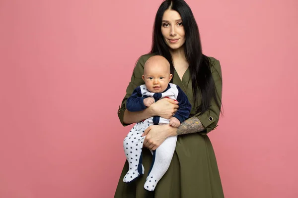 Feliz Jovem Mãe Com Uma Criança Fundo Rosa Claro — Fotografia de Stock