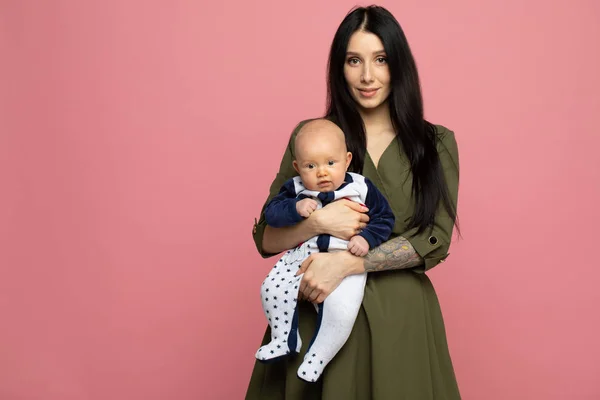 Feliz Joven Madre Con Niño Sobre Fondo Rosa Claro —  Fotos de Stock