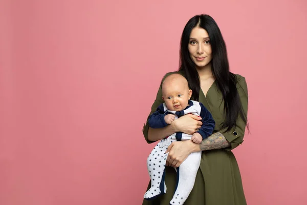 Feliz Joven Madre Con Niño Sobre Fondo Rosa Claro —  Fotos de Stock