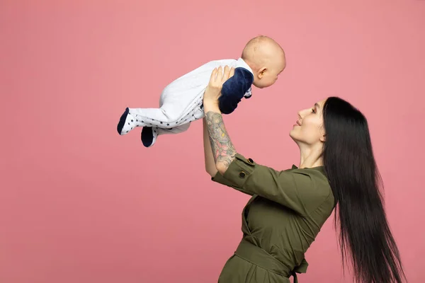 Feliz Jovem Mãe Com Uma Criança Fundo Rosa Claro — Fotografia de Stock