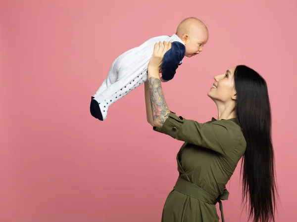 Feliz Jovem Mãe Com Uma Criança Fundo Rosa Claro — Fotografia de Stock