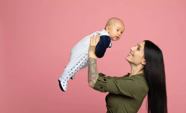Feliz Jovem Mãe Com Uma Criança Fundo Rosa Claro — Fotografia de Stock