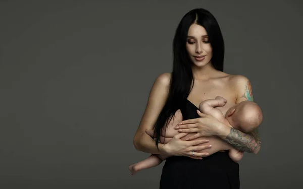 Glückliche Mutter Mit Neugeborenem Säugling Auf Händen Stehend Und Stillend — Stockfoto