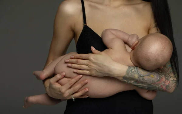 Ellerde Yeni Doğan Bebek Bebek Ile Mutlu Anne Ayakta Breasfeeding — Stok fotoğraf