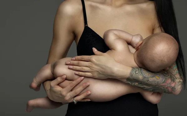 Glückliche Mutter Mit Neugeborenem Säugling Auf Händen Stehend Und Stillend — Stockfoto