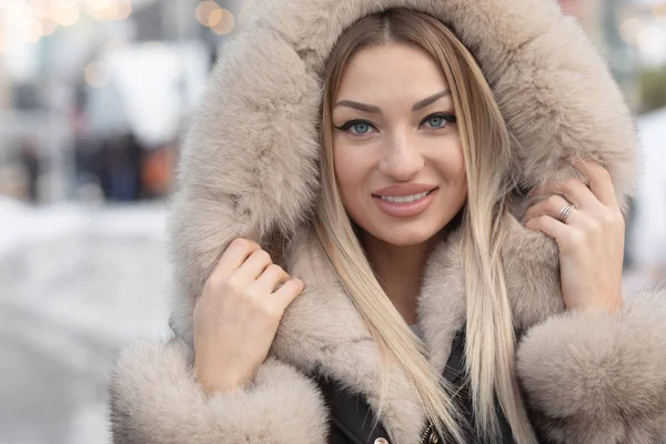 Vackert Vinterporträtt Ung Kvinna Vintern Snöiga Landskap — Stockfoto