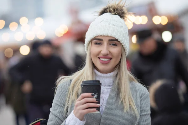 Estilo Vida Aire Libre Retrato Moda Chica Rubia Bonita Caminando — Foto de Stock