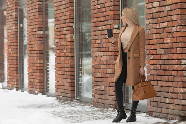 Mode Utomhus Foto Vacker Flicka Med Blonda Hår Elegant Beige — Stockfoto