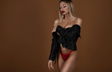 İdeal kadın popo ve kalça. Kırmızı külotlu kadın kıçları. Güzellik eşek ve popo ile seksi kız. Seksi vücut ve eşek.