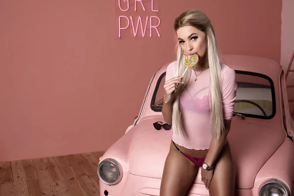 Mujer Sexy Con Piruleta Posando Aislado Sobre Fondo Rosa —  Fotos de Stock