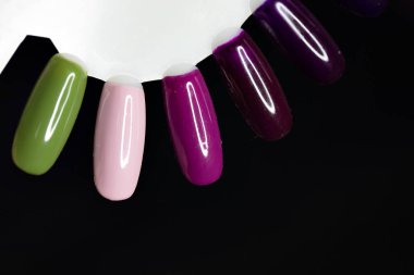 Oje swatches ile Palet. Manikür için vernik örneklerinin toplanması. bakımlı eller, sağlıklı tırnaklar. Seçici odak. Kopya alanı. Tırnak tırnak sanat tasarım örnekleri.