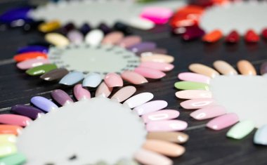 Masa manikür malzemeleriyle dolu, manikür aletleri, palette oje renkleri. Sanat aksesuarları çiviler.