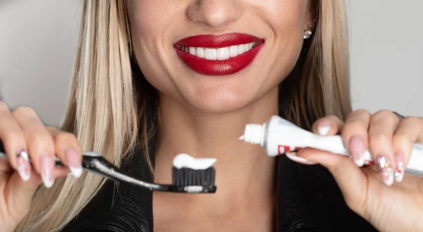 Smiling Young Woman Healthy Beautiful Teeth Holding Toothbrush — Stock Photo, Image