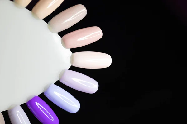 Tafel Vol Met Manicure Gebruiksvoorwerpen Manicure Gereedschappen Nagellak Kleuren Het — Stockfoto