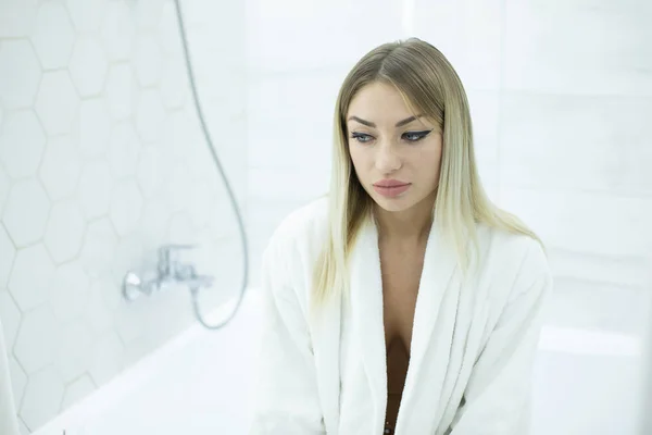 Schöne Junge Blondine Badezimmer — Stockfoto