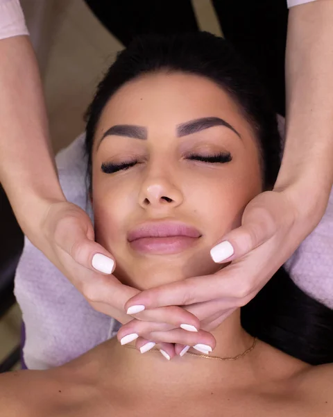 Massagem Facial Close Jovem Mulher Recebendo Tratamento Massagem Spa Salão — Fotografia de Stock