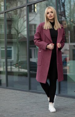 Europe bahar sokak moda City'deki poz genç oldukça trendy kız moda kadın portresi yakın çekim. Gülüyor ve portre gülümseyerek. Trendy 