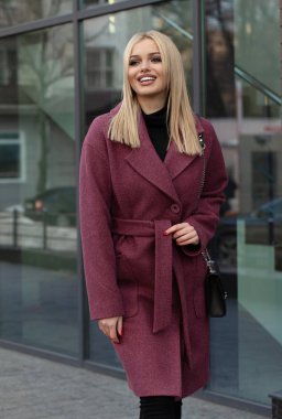 güzel, sarışın genç kadın. Açık dikey.