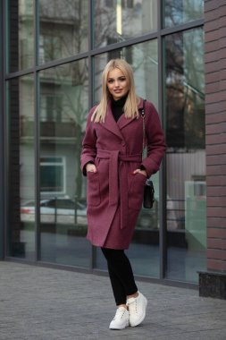 Europe bahar sokak moda City'deki poz genç oldukça trendy kız moda kadın portresi yakın çekim. Gülüyor ve portre gülümseyerek. Trendy 