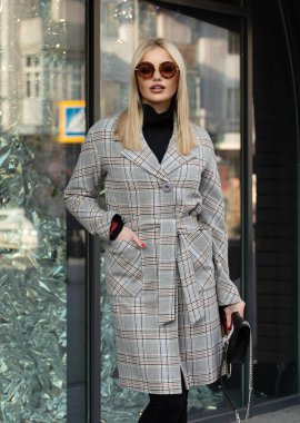 Yüksek moda portre genç zarif sarışın kadının açık. Trendy ceket, güneş gözlüğü.