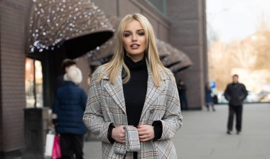 güzel, sarışın genç kadın. Açık dikey.