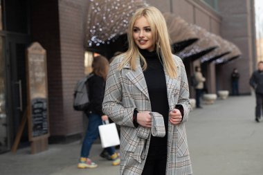 güzel, sarışın genç kadın. Açık dikey.