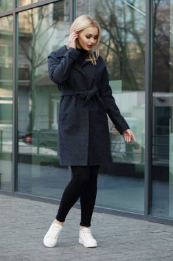 sonbahar montlu genç güzel kadın portresi. moda fotoğraf.